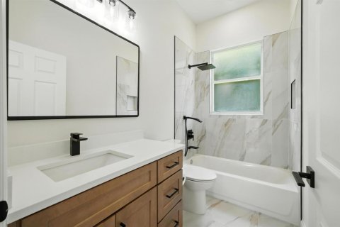 House in Port St. Lucie, Florida 3 bedrooms, 202.9 sq.m. № 2179595 - photo 19