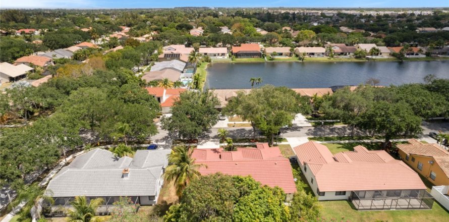 House in Plantation, Florida 4 bedrooms, 212.19 sq.m. № 1155467