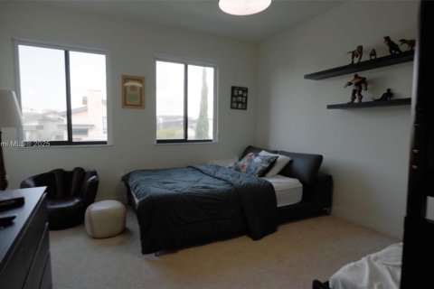 House in Doral, Florida 4 bedrooms, 258.73 sq.m. № 1698993 - photo 5