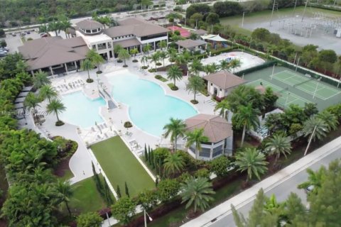 House in Doral, Florida 4 bedrooms, 258.73 sq.m. № 1698993 - photo 13