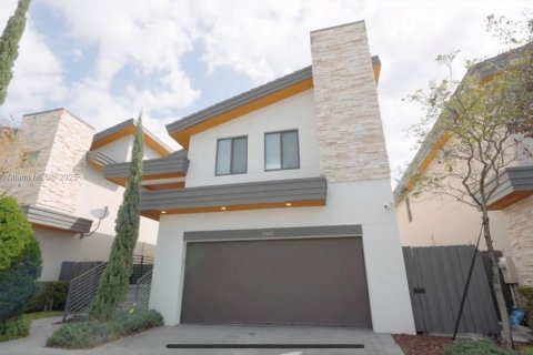 House in Doral, Florida 4 bedrooms, 258.73 sq.m. № 1698993 - photo 1