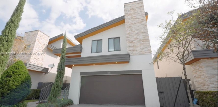 House in Doral, Florida 4 bedrooms, 258.73 sq.m. № 1698993