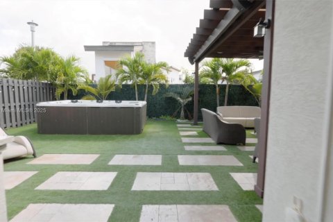 House in Doral, Florida 4 bedrooms, 258.73 sq.m. № 1698993 - photo 11