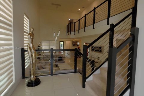 House in Doral, Florida 4 bedrooms, 258.73 sq.m. № 1698993 - photo 2