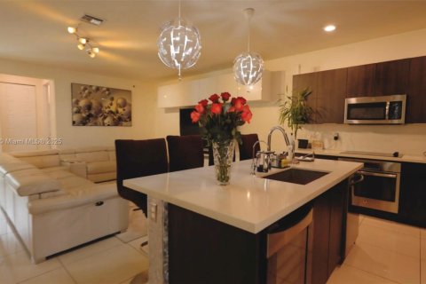 House in Doral, Florida 4 bedrooms, 258.73 sq.m. № 1698993 - photo 3