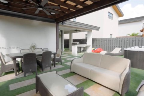 House in Doral, Florida 4 bedrooms, 258.73 sq.m. № 1698993 - photo 10