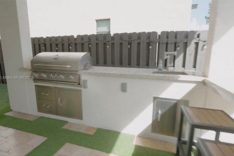 House in Doral, Florida 4 bedrooms, 258.73 sq.m. № 1698993 - photo 9