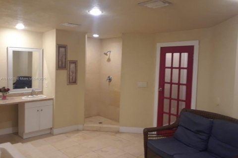 House in Miami, Florida 5 bedrooms, 327.57 sq.m. № 1860574 - photo 6