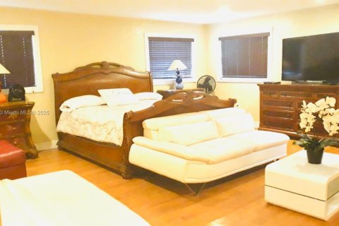 House in Miami, Florida 5 bedrooms, 327.57 sq.m. № 1860574 - photo 13