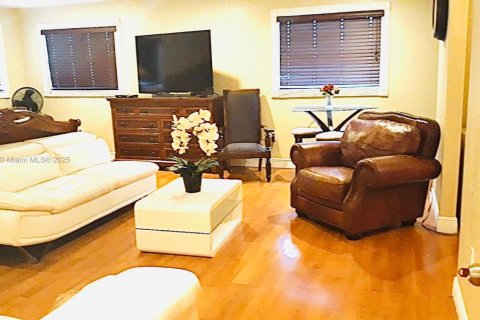 House in Miami, Florida 5 bedrooms, 327.57 sq.m. № 1860574 - photo 5