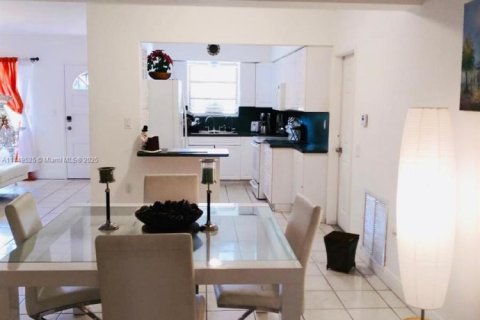 House in Miami, Florida 5 bedrooms, 327.57 sq.m. № 1860574 - photo 12