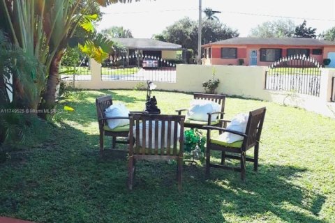 House in Miami, Florida 5 bedrooms, 327.57 sq.m. № 1860574 - photo 9