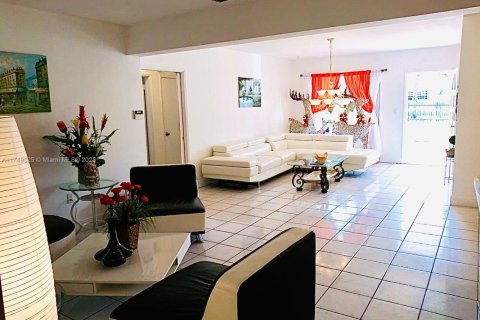 House in Miami, Florida 5 bedrooms, 327.57 sq.m. № 1860574 - photo 4