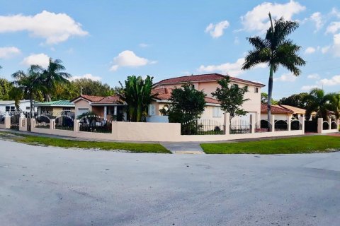 House in Miami, Florida 5 bedrooms, 327.57 sq.m. № 1860574 - photo 3