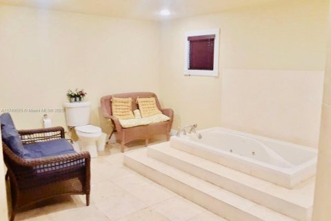House in Miami, Florida 5 bedrooms, 327.57 sq.m. № 1860574 - photo 10