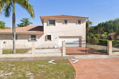 House in Miami, Florida 5 bedrooms, 327.57 sq.m. № 1860574 - photo 1