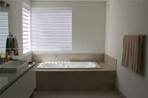 Casa en venta en Doral, Florida, 5 dormitorios, 342.81 m2 № 1828252 - foto 12