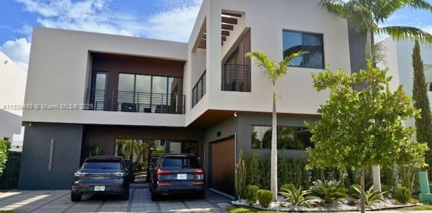 Casa en Doral, Florida 5 dormitorios, 342.81 m2 № 1828252