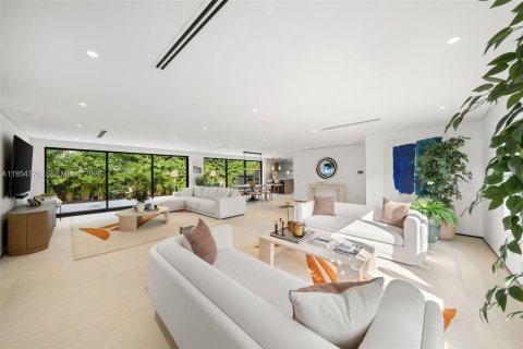 Casa en Miami Beach, Florida 4 dormitorios, 304.81 m2 № 2010785