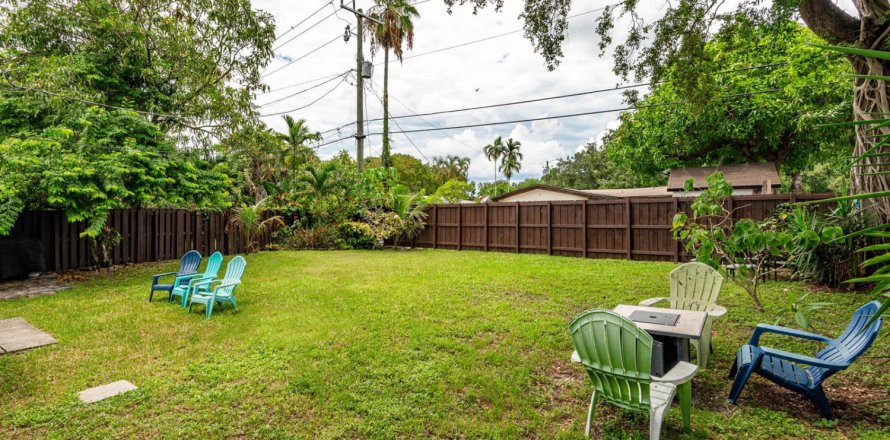 House in Hollywood, Florida 3 bedrooms, 83.33 sq.m. № 2185295