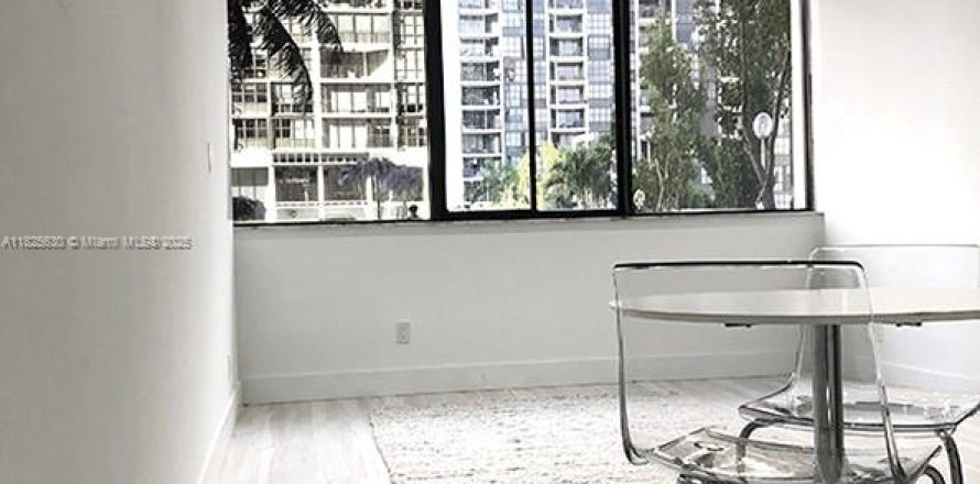 Estudio en el Condominio en Miami, Florida  № 1977535