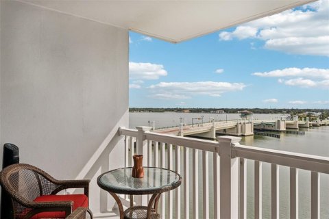 Condo in Treasure Island, Florida, 2 bedrooms  № 1899878 - photo 23