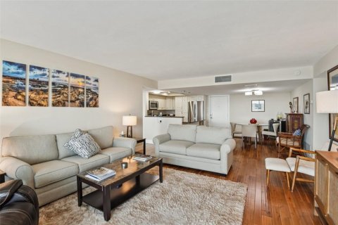 Condo in Treasure Island, Florida, 2 bedrooms  № 1899878 - photo 15