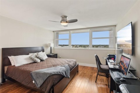 Condo in Treasure Island, Florida, 2 bedrooms  № 1899878 - photo 19