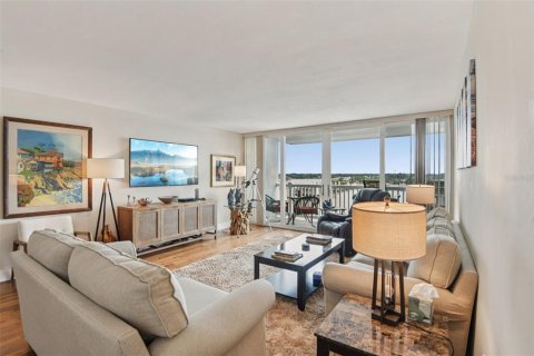 Condo in Treasure Island, Florida, 2 bedrooms  № 1899878 - photo 3