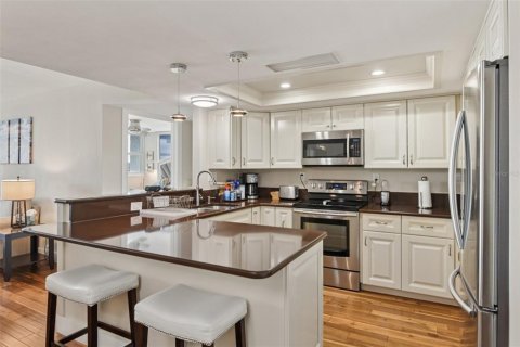 Condo in Treasure Island, Florida, 2 bedrooms  № 1899878 - photo 12