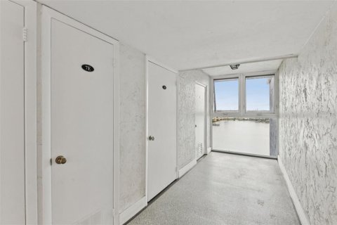 Condo in Treasure Island, Florida, 2 bedrooms  № 1899878 - photo 25