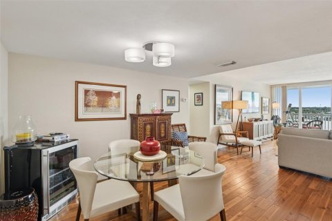 Condo in Treasure Island, Florida, 2 bedrooms  № 1899878 - photo 7