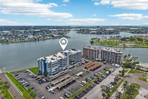 Condo in Treasure Island, Florida, 2 bedrooms  № 1899878 - photo 8