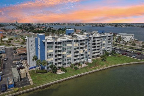 Condo in Treasure Island, Florida, 2 bedrooms  № 1899878 - photo 1