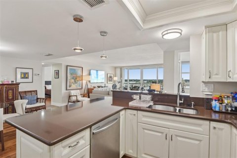 Condo in Treasure Island, Florida, 2 bedrooms  № 1899878 - photo 13