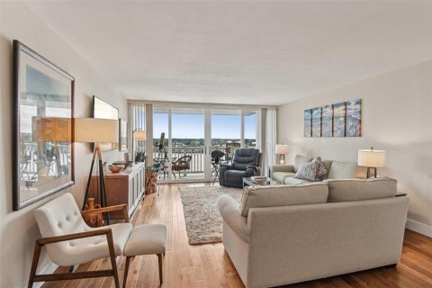 Condo in Treasure Island, Florida, 2 bedrooms  № 1899878 - photo 14