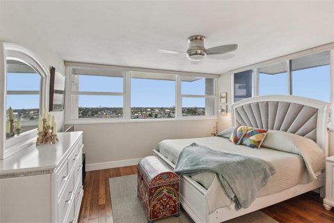 Condo in Treasure Island, Florida, 2 bedrooms  № 1899878 - photo 5