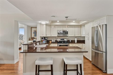 Condo in Treasure Island, Florida, 2 bedrooms  № 1899878 - photo 4