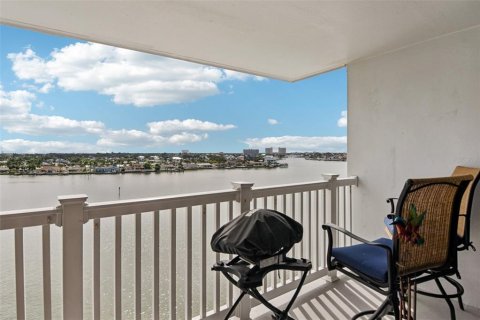 Condo in Treasure Island, Florida, 2 bedrooms  № 1899878 - photo 24