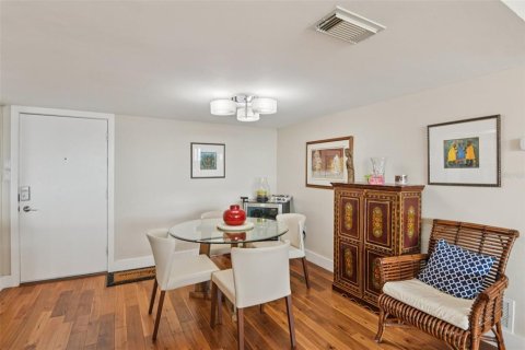 Condo in Treasure Island, Florida, 2 bedrooms  № 1899878 - photo 9