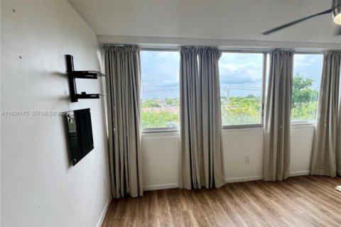 Copropriété à vendre à Hialeah, Floride: 2 chambres, 87.51 m2 № 1992546 - photo 11