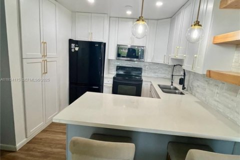 Copropriété à vendre à Hialeah, Floride: 2 chambres, 87.51 m2 № 1992546 - photo 2