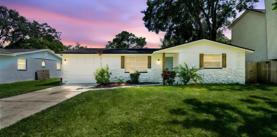 House in Port Richey, Florida 4 bedrooms, 131.92 sq.m. № 1898885