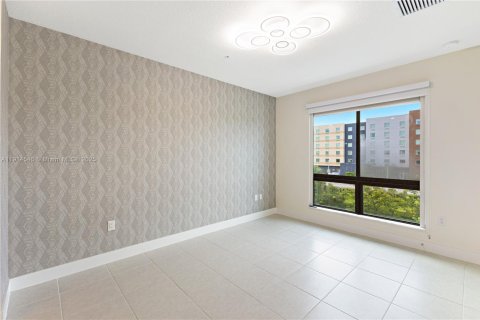 Condo in Doral, Florida, 2 bedrooms  № 1970027 - photo 13