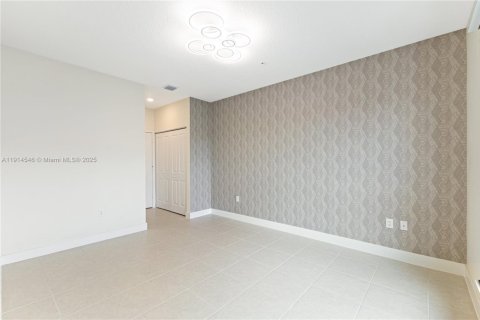 Condo in Doral, Florida, 2 bedrooms  № 1970027 - photo 12