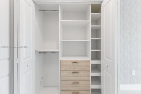 Condo in Doral, Florida, 2 bedrooms  № 1970027 - photo 15