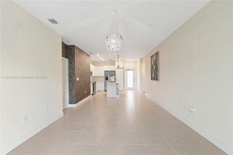 Condo in Doral, Florida, 2 bedrooms  № 1970027 - photo 8