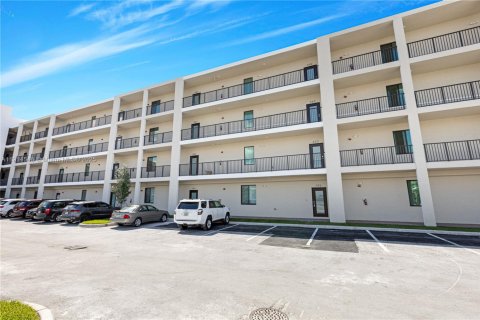 Condo in Doral, Florida, 2 bedrooms  № 1970027 - photo 3