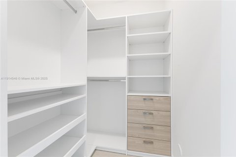 Condo in Doral, Florida, 2 bedrooms  № 1970027 - photo 16