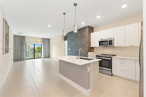Condo in Doral, Florida, 2 bedrooms  № 1970027 - photo 5